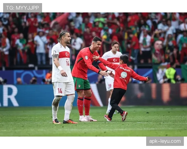 C罗与主帅激烈争执引爆更衣室风波，球队内部矛盾公开化