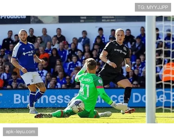 布莱克本球迷庆祝传统盛典,展现社区精神与热情的独特表现 布莱克本球迷庆祝传统盛典,展现社区精神与热情的独特表现